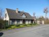 Residentieel gelegen villa bestaande uit:  Glv: Inkom, apart toilet, ruime living met cassette, inge